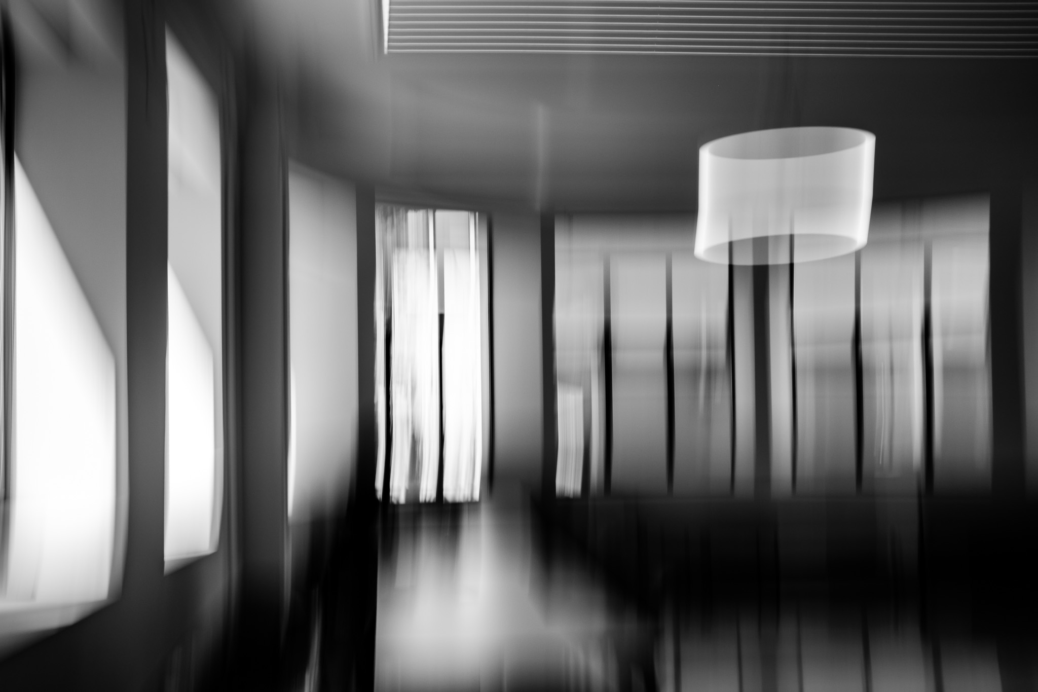 Ventanas y lámpara en un interior en movimiento