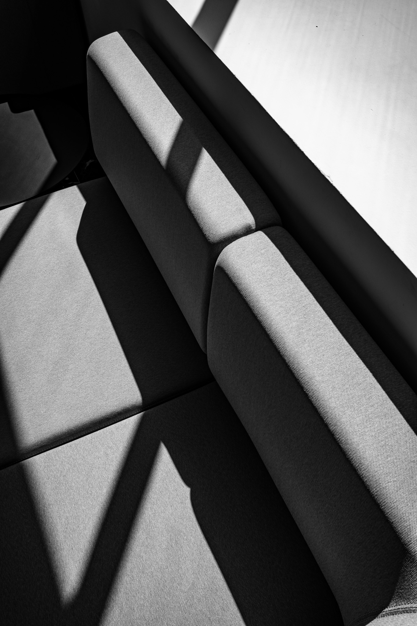 Luz y sombras sobre un sofá
