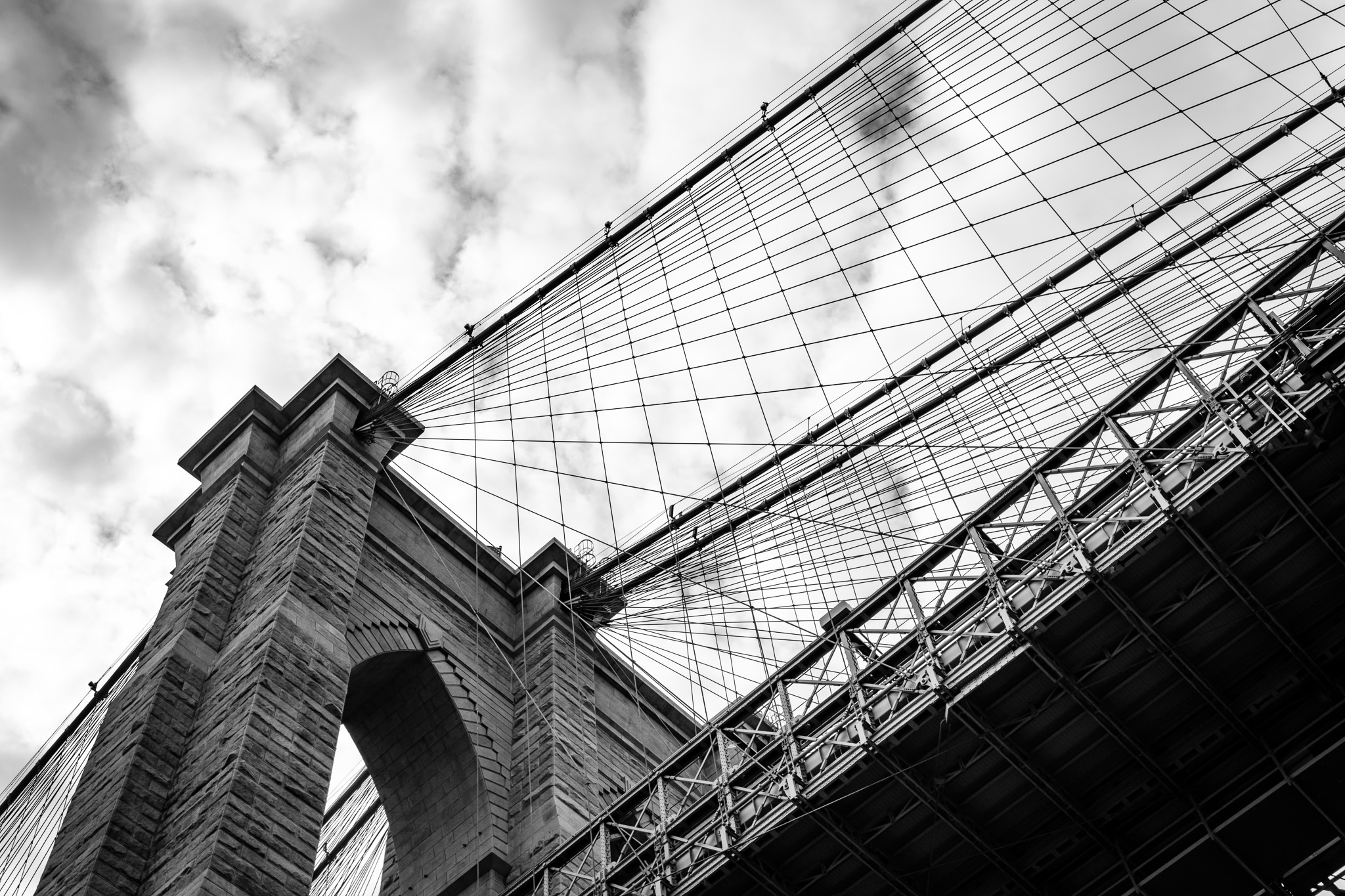 Puente de Brooklyn visto desde abajo, con sus torres y cables