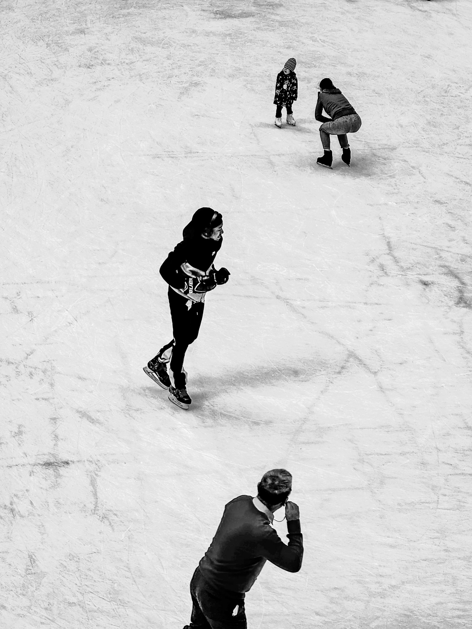 Personas patinando sobre hielo