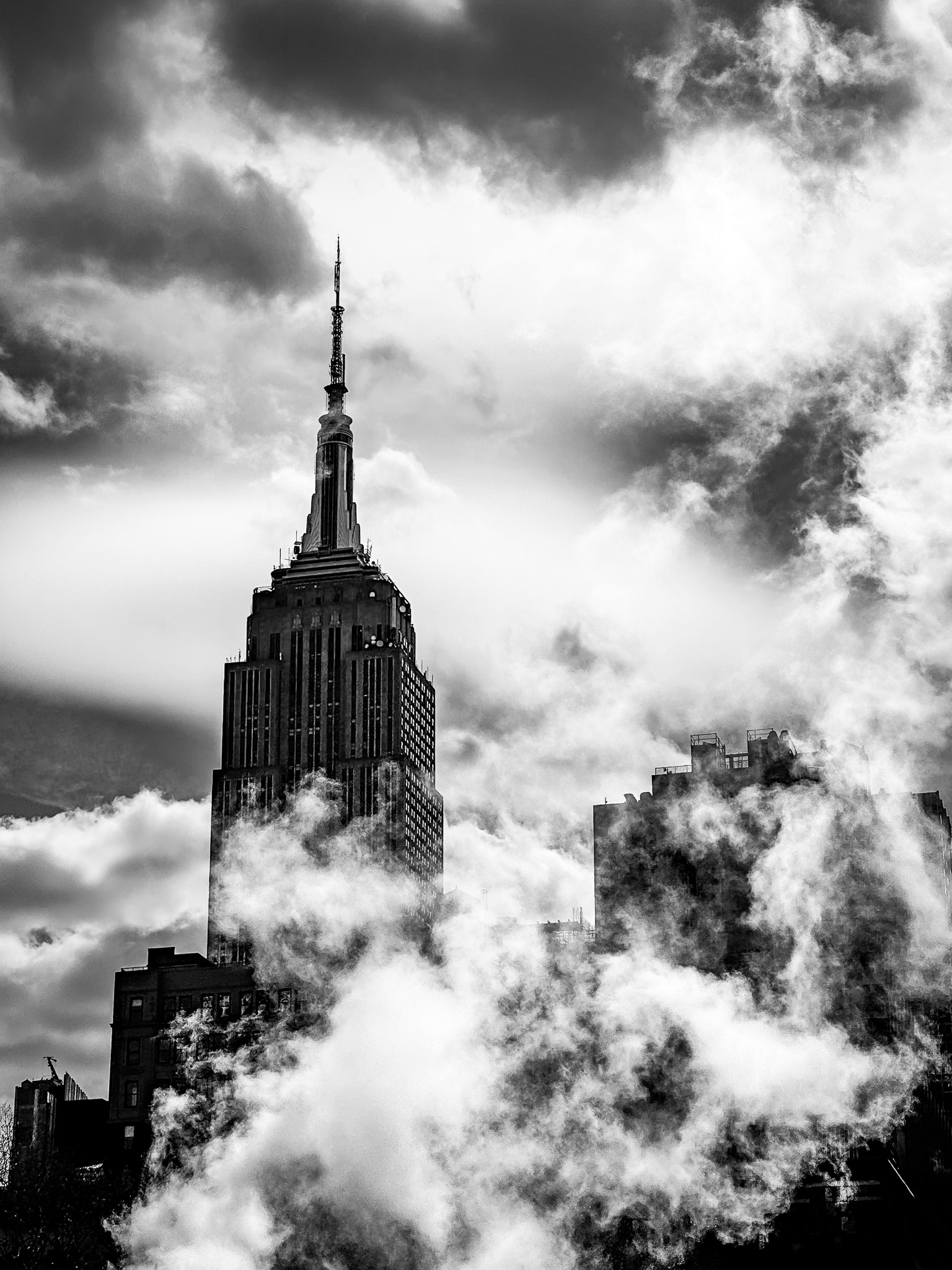 Empire State Building entre nubes y vapor