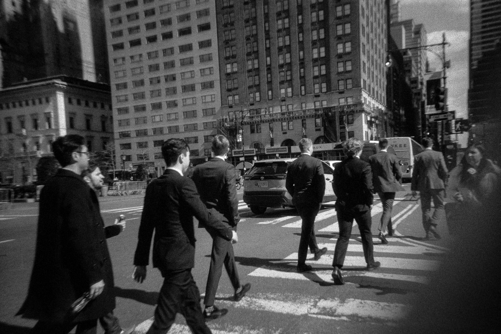 Peatones cruzan una avenida de Nueva York