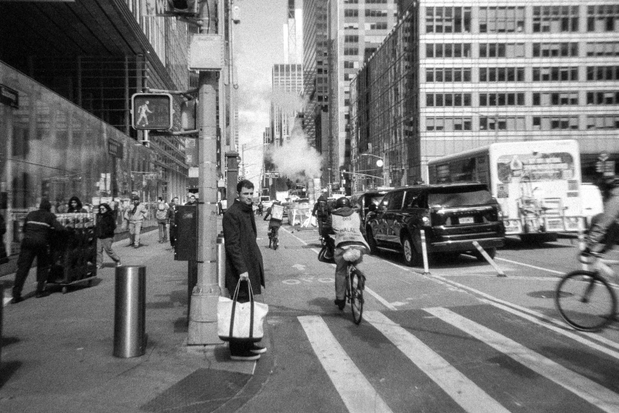 Ciclistas, peatones y tráfico en una calle de Manhattan