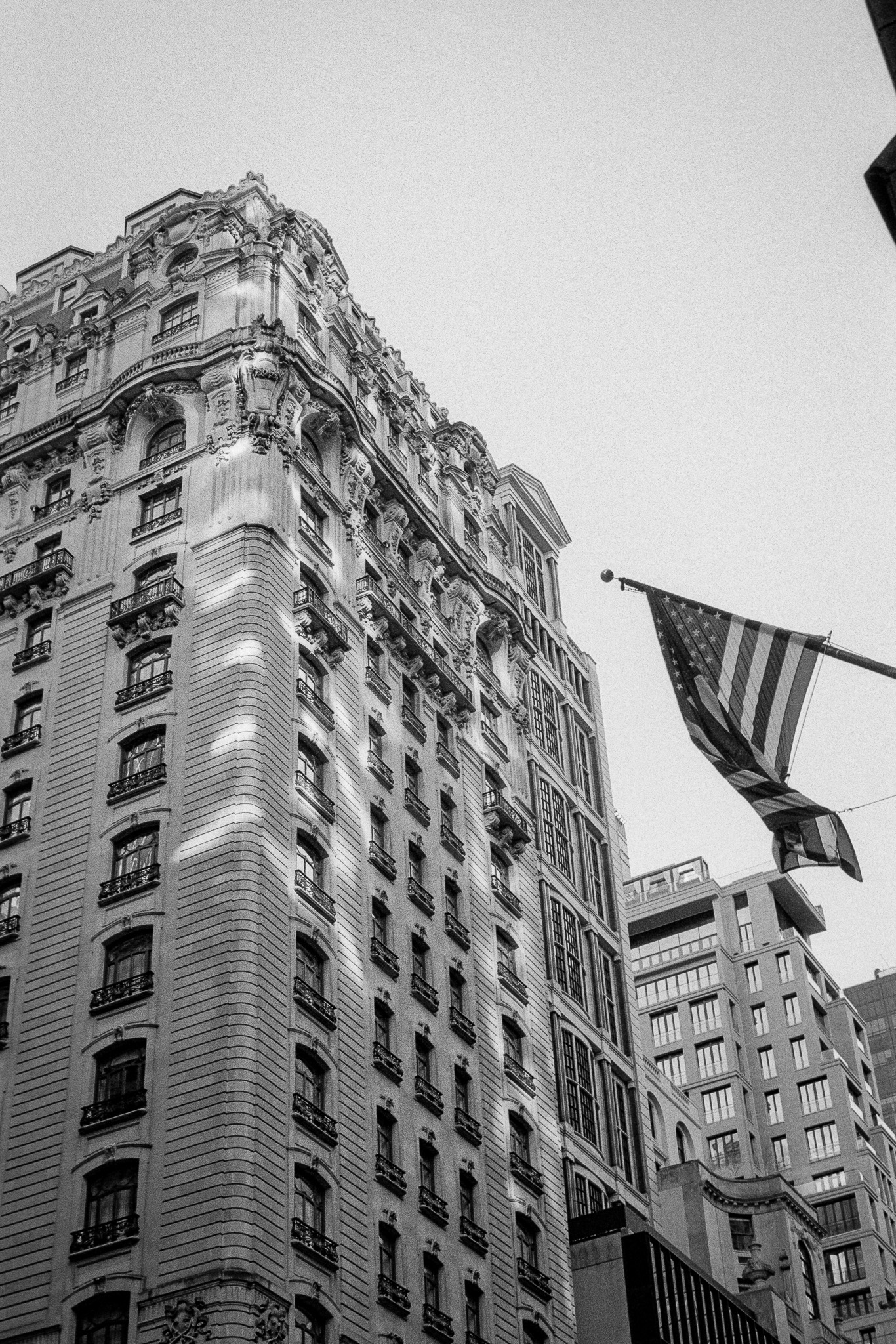 Fachada de Manhattan y bandera estadounidense