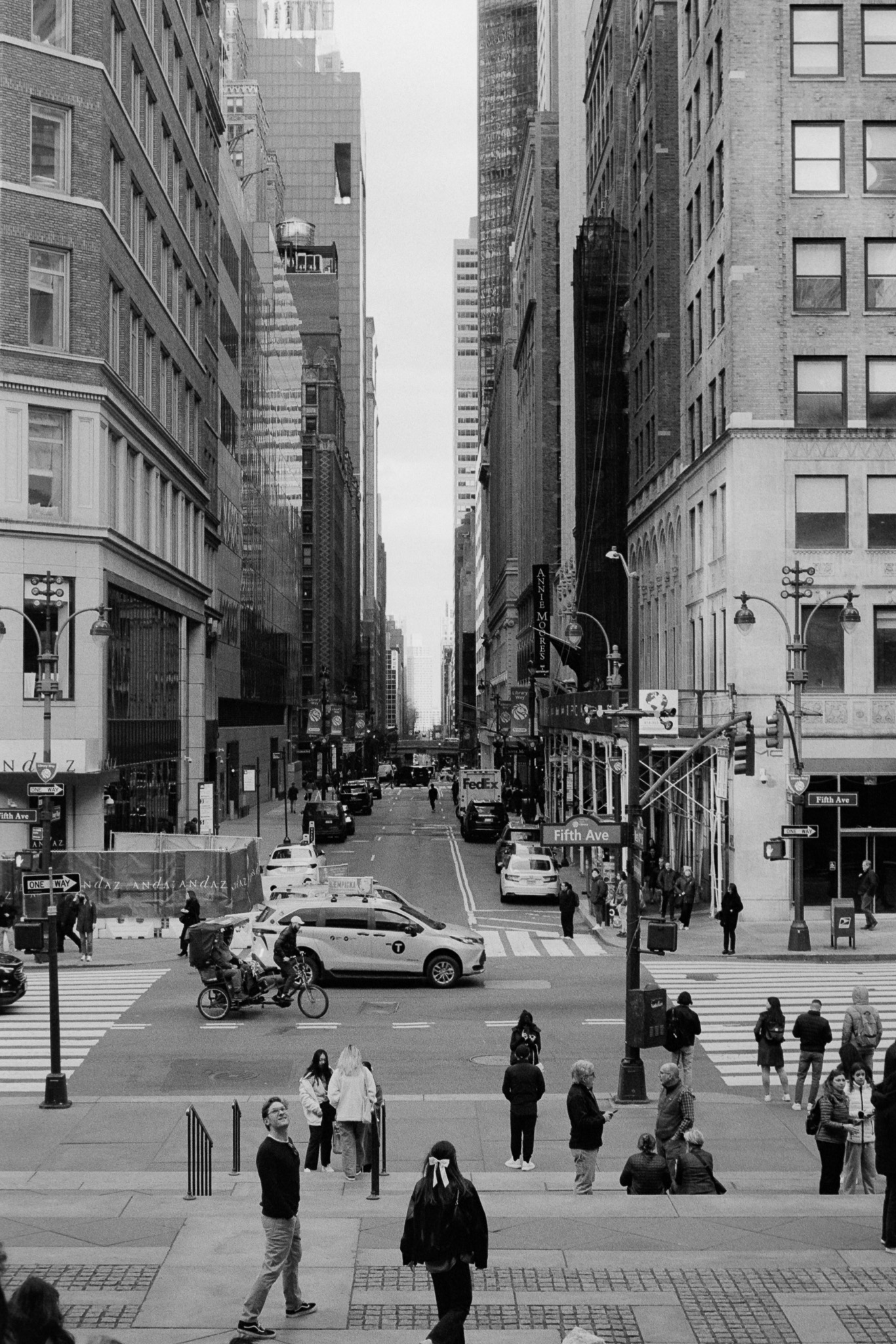 Perspectiva de la Quinta Avenida entre edificios